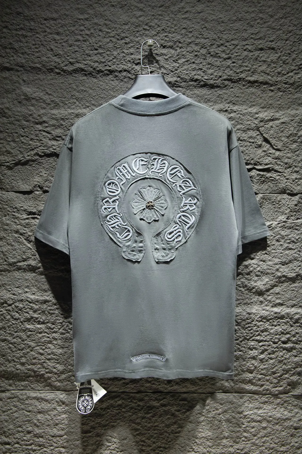 P190 🆕Chrome Hearts os version is really charming and Chrome Hearts is really a must-have. Each season's new version is made to the extreme. It is very practical and can be worn casually. Nice✔️ - ⚠️100% cotton. Made of 32-count double yarn, 260-gram weight fabric and imported knitted carded cotton. The thickness is moderate, drapey and contoured, and the upper body is comfortable! ! It is very tolerant to fat body types and can instantly lose five pounds after wearing it!  Front panel #Back panel Simple elements# Artistic arrangement of English letters. Imported Tajima high-density heavy-duty embroidery technology. The fonts are three-dimensional and full. The letters are embroidered by imported machines after adjusting according to the original details. The thickness is moderate. The hardware is imported hardware accessories. Handmade elements are added to the body, which greatly increases the interest of the clothing; unique visual effects. After special fraying effect treatment, a unique distressed effect is formed. An irregular hem is added to the version. This year, Crow Heart is focusing on the version. In the past two years, the oversize version has become the focus of the trend. It has also been a popular staple in the past two years. The change of designers has made this brand an instant hit. The progressive fashion of the times also needs the blood impact of fresh elements and trendy designs in order to continue its glory! It’s stylish both inside and outside, a must-have for high street travel! An absolute "eye-catching style" that can match couples 💏 Color: washed black, premium gray and white Size: S M L XL